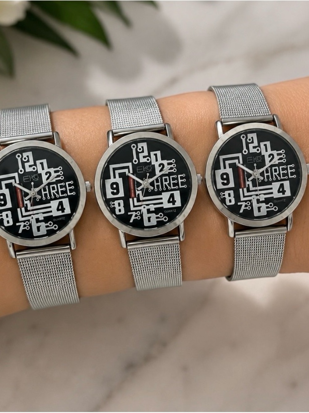 New Silver unisex Mesh Band Quartz Watch - Black Dial-self adjusting bracelet